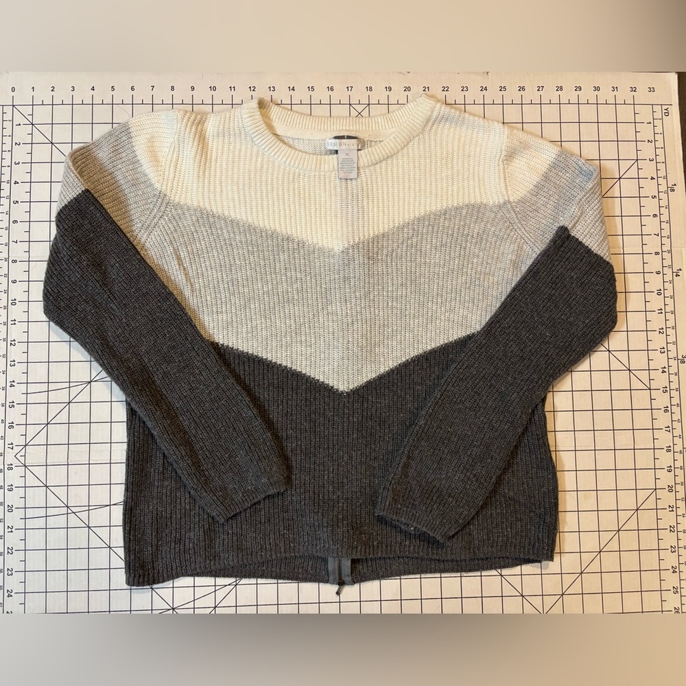 Design History Women’s Size XL Carrie Zipper Back Sweater